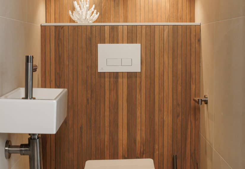 Toiletruimte warm wood
